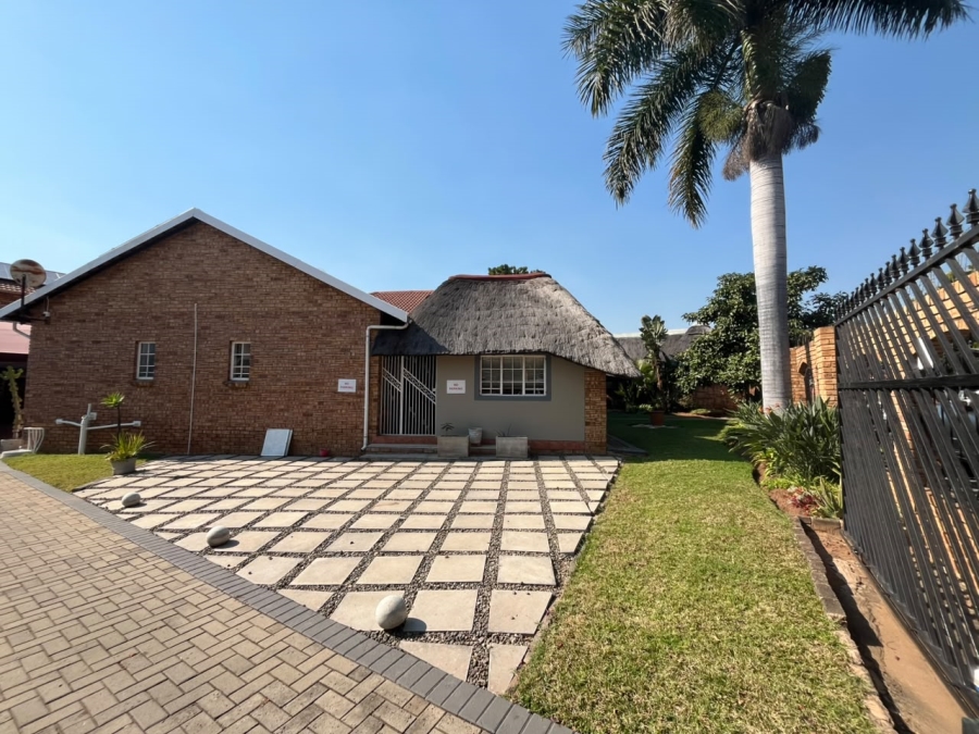 To Let 6 Bedroom Property for Rent in Bodorp North West